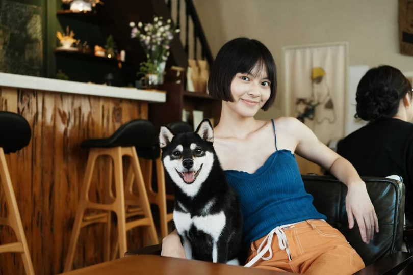 Kona可以敏銳感覺到柏妍樺的情緒，給她安慰陪伴。（圖／星發現娛樂）