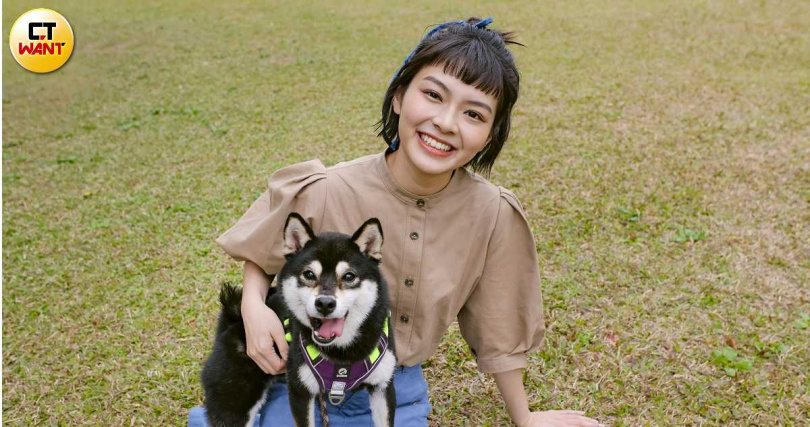 柏妍樺發現Kona走路腳有點怪怪，帶去給醫生檢查，認為是過去籠養造成發育不好，目前只要好好維持體重，活動不會有影響。（圖／楊澍攝）