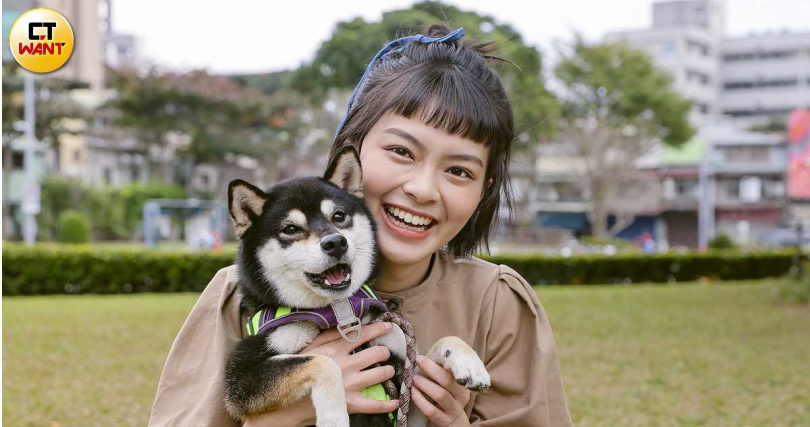 Kona最喜歡吃蘋果，柏妍樺每天都會為Kona削蘋果。（圖／楊澍攝）