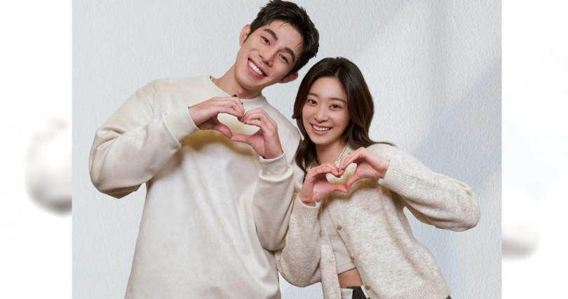 詹懷雲在錄製歌曲時,時不時拋出笑話緩解江齊緊張的情緒。(圖/紅杉娛樂提供)