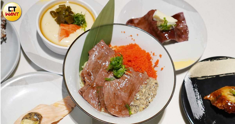 「松露和牛啵啵拌麵」可吃到逼逼剝剝的魚卵和滑嫩和牛。（140元，圖／魏妤靜攝）