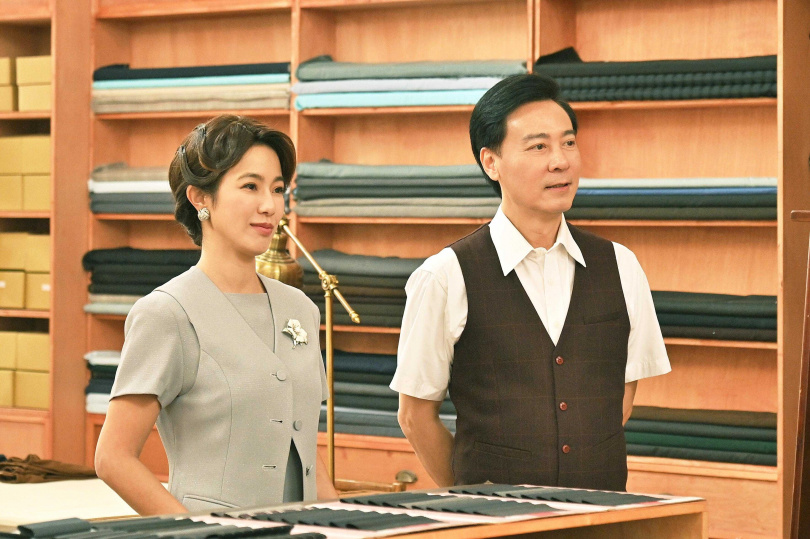 黃瑄（左）和尹昭德飾演經營西服店的夫妻檔。（圖／台視）