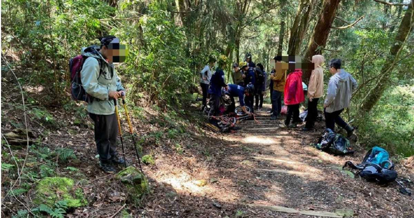 婦人爬阿里山特富野古道時突倒地不起，被人發現時已無呼吸心跳。（圖／竹崎分局提供）