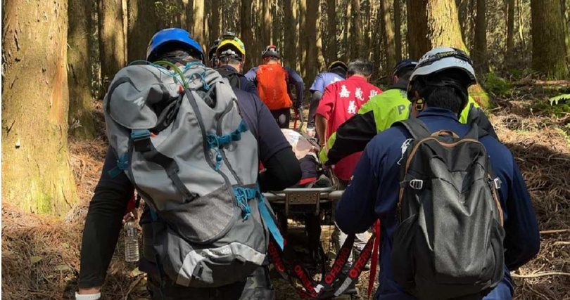 最後救援人員將婦人合力背負出特富野古道，由救護車送往阿里山香林衛生室。（圖／竹崎分局提供）