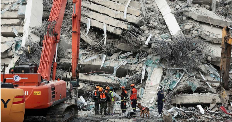 事發至今已進入第3天,曼谷當局仍在全力搜救生還者。(圖/達志/路透社)