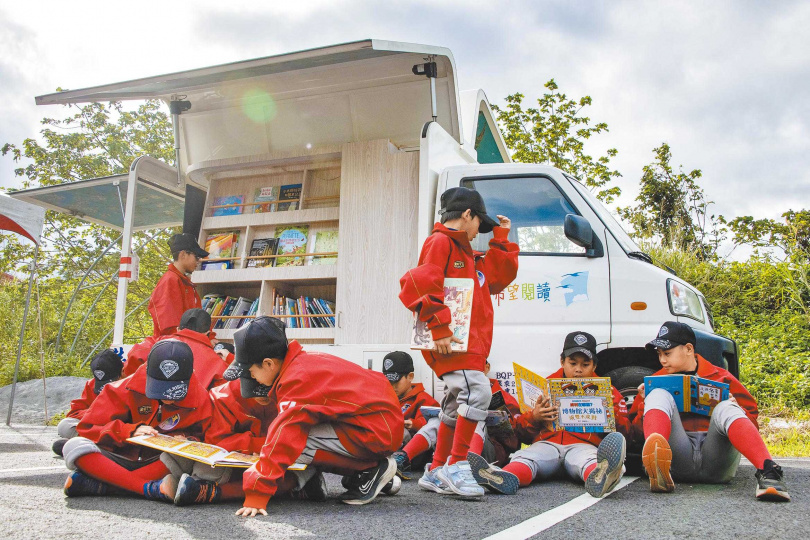 許多偏鄉只能依賴行動書車讓孩子能增加閱讀機會，資源不足，也讓閱讀素養的城鄉差距日漸明顯。（圖／報系資料照）
