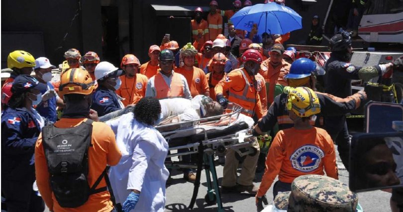 事件發生後，多明尼加當局緊急調派約370名人力在小山丘般的建築殘骸中進行搶救搜尋。（圖／達志／美聯社）