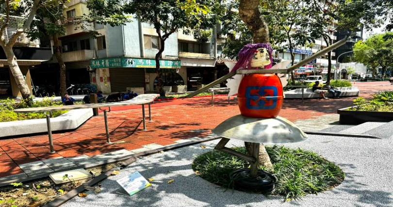 SOGO忠孝館＿鐵雕環保創藝_鐵衛樂團（圖／遠東SOGO提供）。