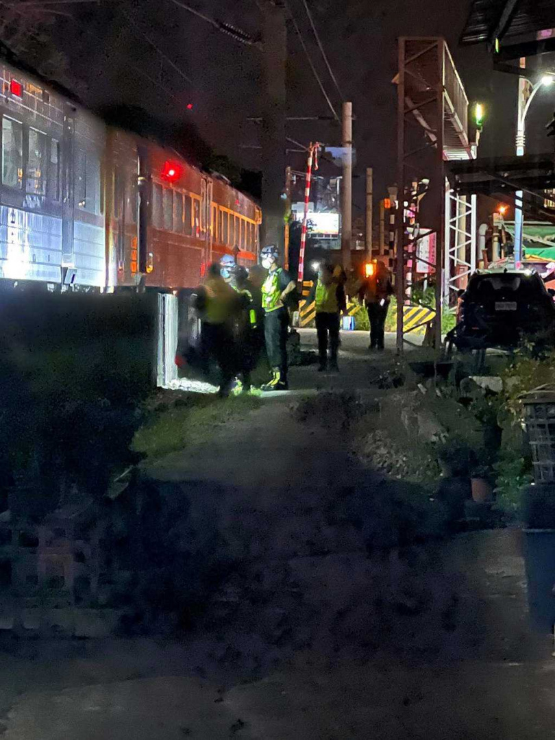 台鐵花蓮至吉安車站發生一起民眾疑似闖鐵道遭自強號列車撞擊。(圖/翻攝自臉書爆料公社公開版)