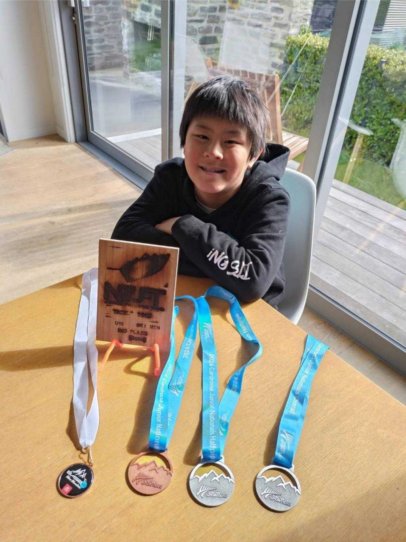 吳以樂多次參加紐西蘭全國性滑雪比賽,獲得許多獎牌。(吳宗孟提供/羅琦文屏東傳真)