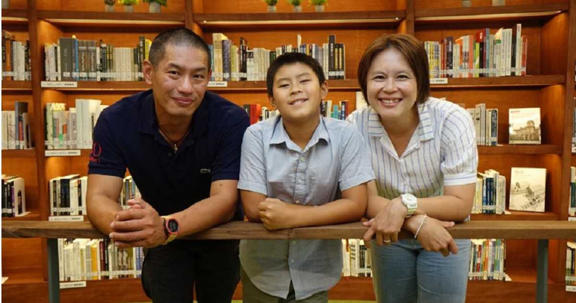 屏東男孩吳以樂(中)目前與父親吳宗孟、母親曹丹陵旅居紐西蘭,但仍不時回屏東老家。吳以樂多次參加紐西蘭全國性滑雪比賽,獲得許多獎牌。(圖/羅琦文攝)