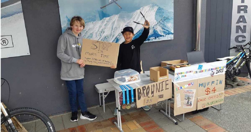 吳以樂在練習滑雪期間,在紐西蘭小鎮賣杯子蛋糕籌措訓練經費。(吳宗孟提供/羅琦文屏東傳真)