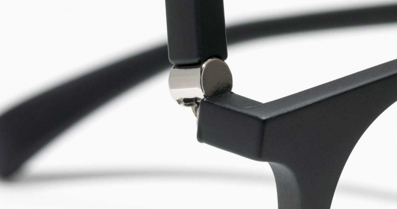 JINS獨家開發搭載「全方位活動鉸鏈TM」（圖／JINS提供）。