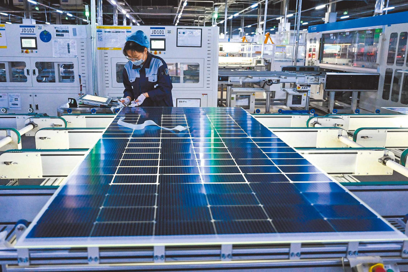 美國商務部報告指出，去年美國從東南亞進口的太陽能板產品中，超過 65%實際上是中國廠商僅進行微量加工後轉運美國的產品。（圖／翻攝自新華社）
