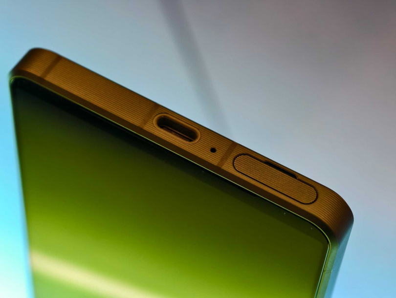 USB-C充電傳輸孔與卡槽外觀。（圖／廖梓翔攝）