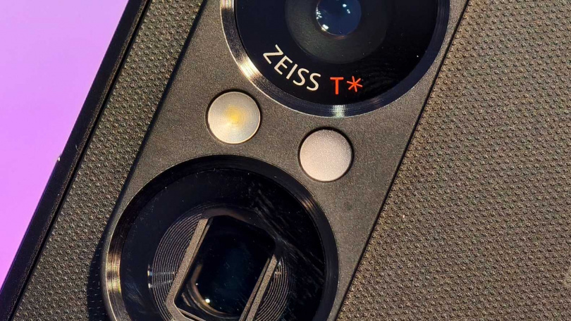 左邊為閃光燈，右邊為光源感應器。（圖／廖梓翔攝）