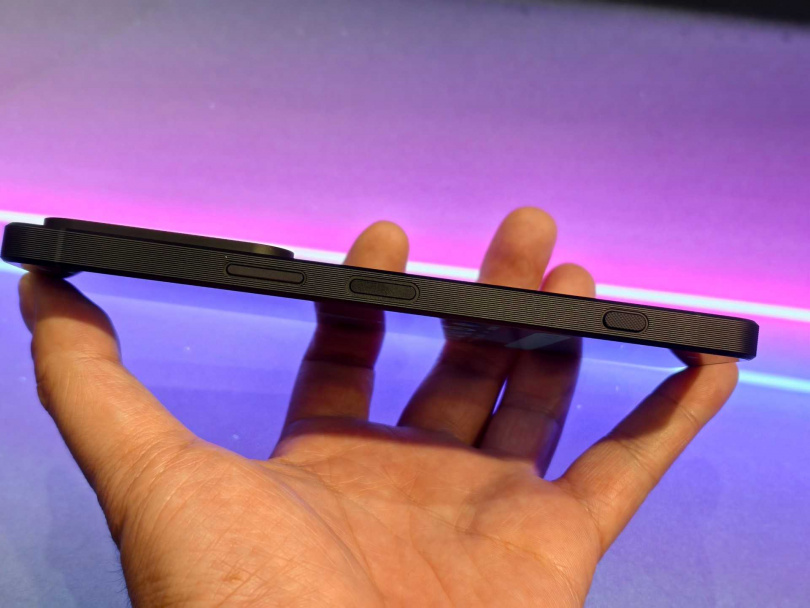 由左至右分別是音量鍵、電源鍵與快門鍵。（圖／廖梓翔攝）