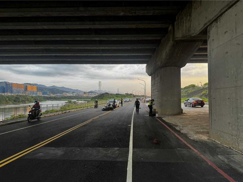 板橋大漢溪堤外便道發生3輛機車車禍，1名男子命危送醫急救。（圖／民眾提供）