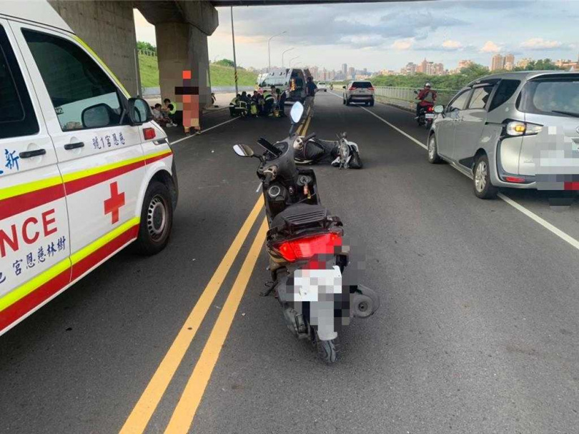 板橋大漢溪堤外便道發生3輛機車車禍，1名男子命危送醫急救。（圖／民眾提供）