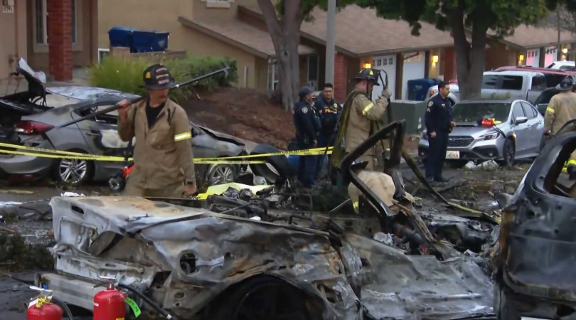 美國加州一架小型私人飛機在當地時間22日清晨墜毀於聖地牙哥一處住宅區，導致約15棟房屋起火！（圖／翻攝自CBS 8 San Diego）