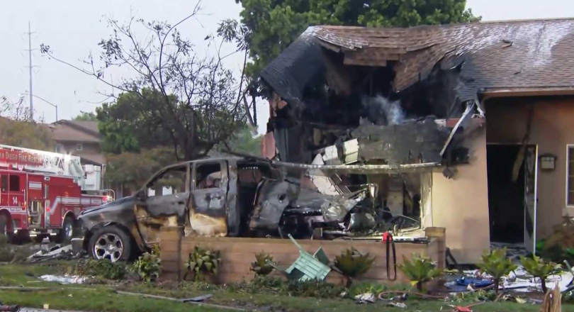美國加州一架小型私人飛機在當地時間22日清晨墜毀於聖地牙哥一處住宅區，導致約15棟房屋起火！（圖／翻攝自CBS 8 San Diego）