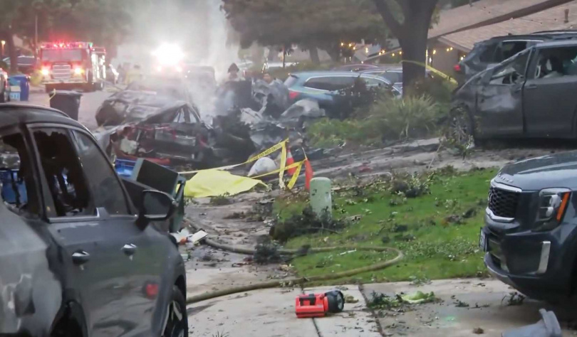 美國加州一架小型私人飛機在當地時間22日清晨墜毀於聖地牙哥一處住宅區，導致約15棟房屋起火！（圖／翻攝自CBS 8 San Diego）