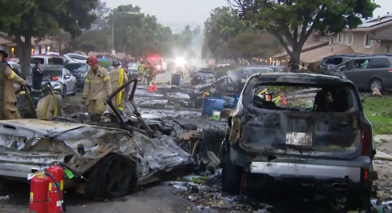 美國加州一架小型私人飛機在當地時間22日清晨墜毀於聖地牙哥一處住宅區，導致約15棟房屋起火！（圖／翻攝自CBS 8 San Diego）