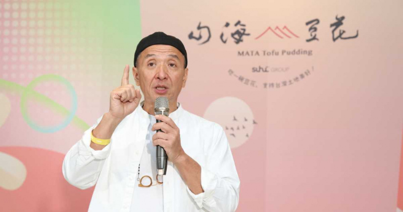 曾增謙將攝影師的耐心轉化為熬煮豆花的專注，守護一碗天然、無添加的好味道。(圖片提供／山海豆花)