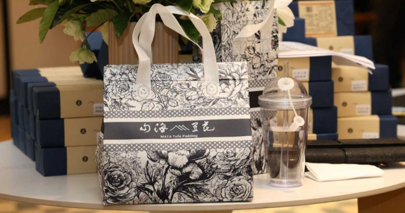 萬豪特級涓豆花、萬豪酒香豆花、夏日創意雪花冰三款限定甜品，邀旅客品味台灣的甜美故事。(圖片提供／山海豆花)