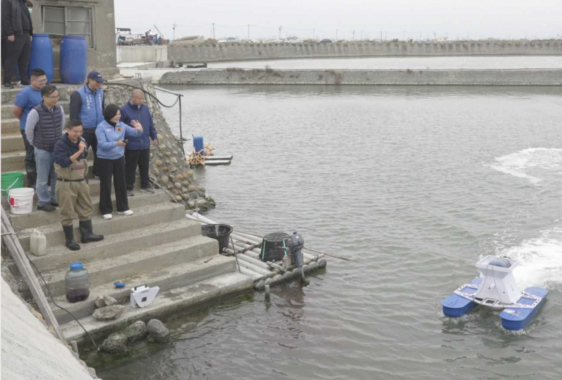 雲林縣長張麗善也能輕鬆操控無人船。（圖／翻攝自豐漁水產養殖臉書）