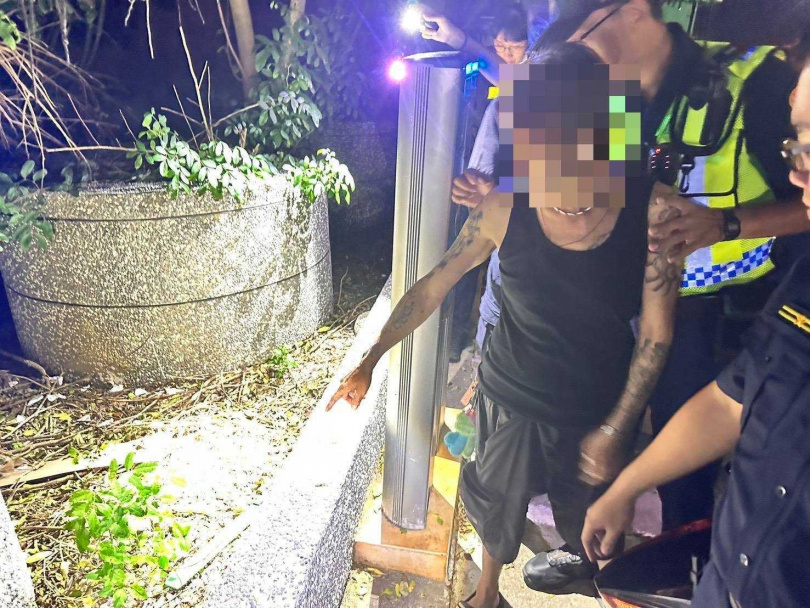 雷男拿預藏的西瓜刀砍傷同事。(圖/翻攝記者爆料網)