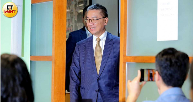 曾任內政部長的徐國勇（中）將赴民進黨中央擔任祕書長操持黨務，他與閣揆卓榮泰系出同門，也曾與總統賴清德合作愉快，如何整軍經武面對2026選戰，各界關注。（圖／周志龍攝）