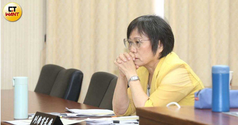 內政部長劉世芳（圖）屢挑起「中正路改名」、「陸配參政權角力」等爭議話題，大踩兩國論敏感神經，如今也面臨官位不保。（圖／趙世勳攝）