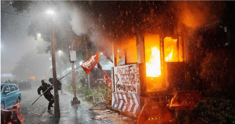 印尼警方動用水炮與催淚瓦斯試圖驅散群眾,但多處地區仍爆發衝突。