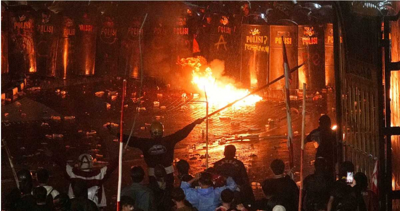 民眾將國會議員艾可.帕特里奧住家內物品搬離,地上散落玻璃與傢俱殘骸。