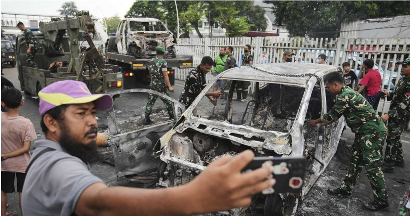 外送員在抗議中遭警用裝甲車輾斃後,反政府示威持續擴大。