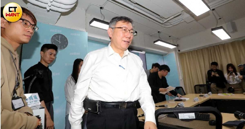 民眾黨創黨主席柯文哲（中）是否籌足新台幣7,000萬並同意交保，預計8日答案明朗。（資料照／周志龍攝）