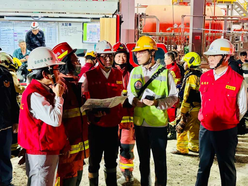 高雄興達電廠今晚發生火警,高雄市長陳其邁及相關局處首長已趕赴現場了解狀況,目前火勢已熄滅,電廠人員均安全,將詳細調查事故原因。(圖/高市府提供)