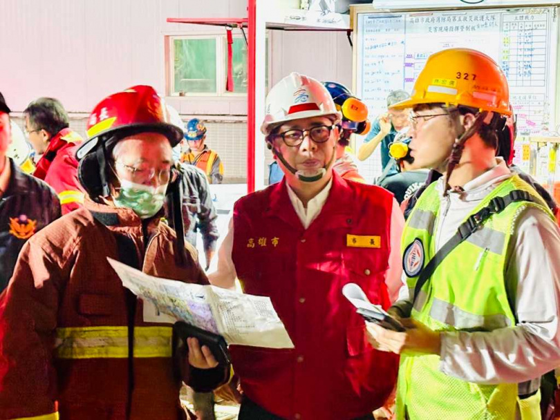 高雄興達電廠今晚發生火警,高雄市長陳其邁及相關局處首長已趕赴現場了解狀況,目前火勢已熄滅,電廠人員均安全,將詳細調查事故原因。(圖/高市府提供)