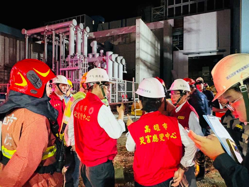 高雄興達電廠今晚發生火警,高雄市長陳其邁及相關局處首長已趕赴現場了解狀況,目前火勢已熄滅,電廠人員均安全,將詳細調查事故原因。(圖/高市府提供)