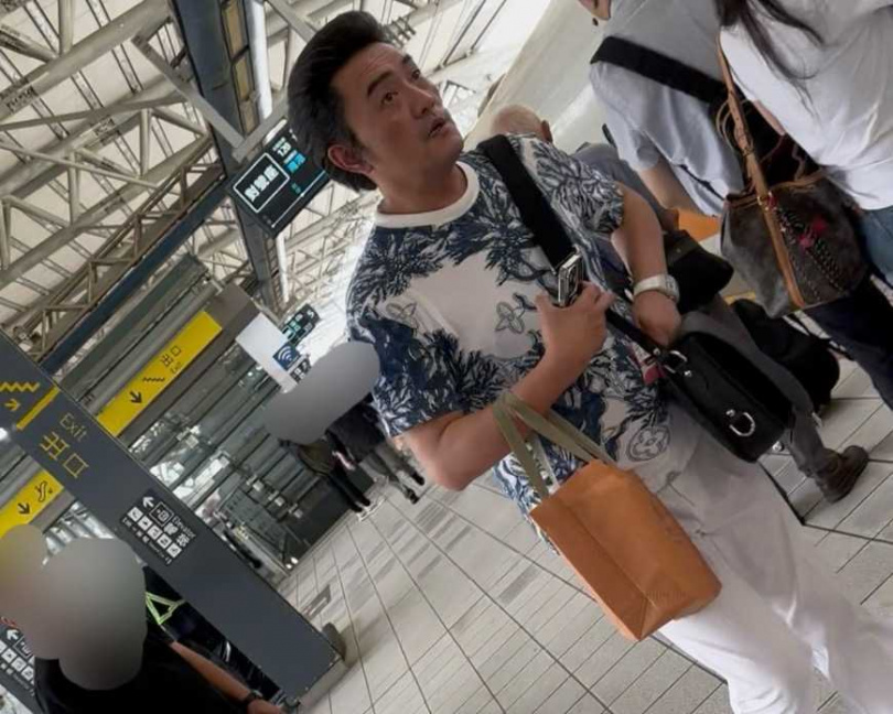打扮很有型的李㼈在人群中非常好認。（圖／讀者提供）