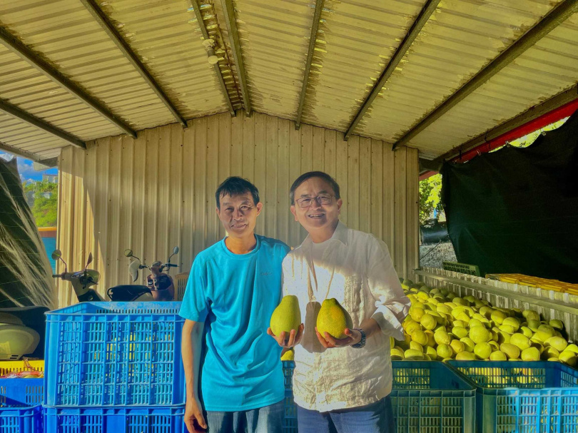 前立委劉櫂豪(右)推薦台東東河地區柑橘是近日採收熱銷農產品。(圖/翻攝自劉櫂豪臉書)