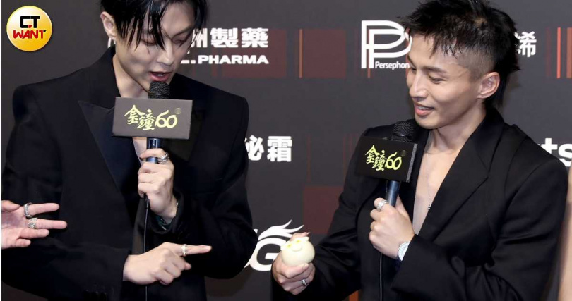 阿緯秀出老婆要他帶的幸運物，果然帶來好運。（圖／本刊攝影組）