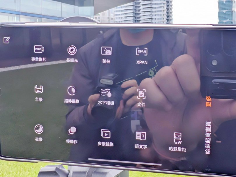 相機軟體內點開「哈蘇增距」功能，就可以使用裝上去的增距鏡。（圖／廖梓翔攝）