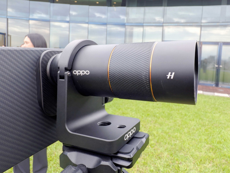 OPPO哈蘇專業增距鏡裝上去的模樣。（圖／廖梓翔攝）