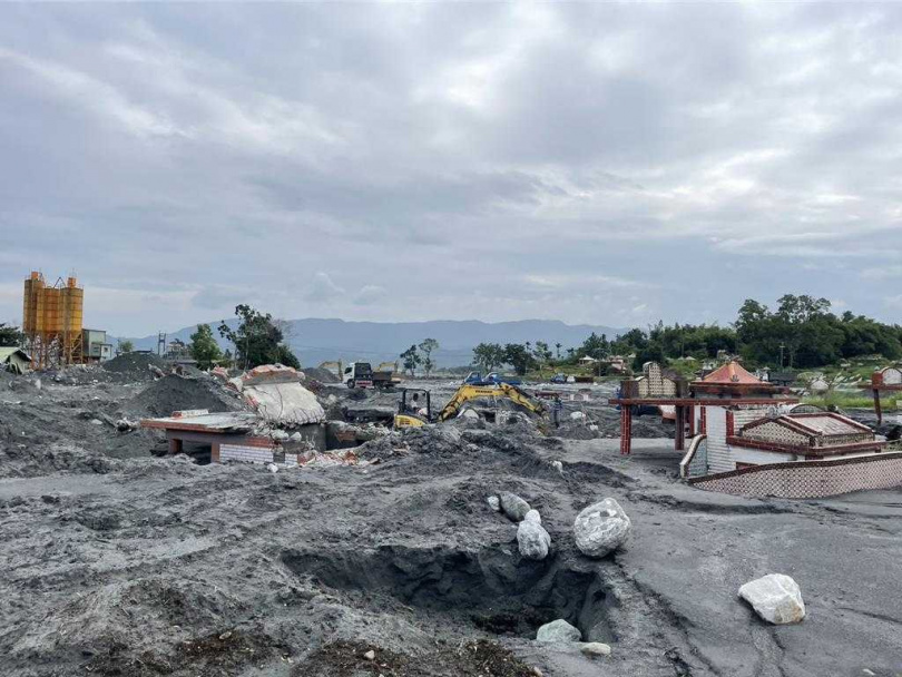 馬太鞍溪堰塞湖重創光復鄉,光復鄉公所第一公墓,因堰塞湖潰壩造成公墓區淹沒。(圖/花蓮縣府提供)