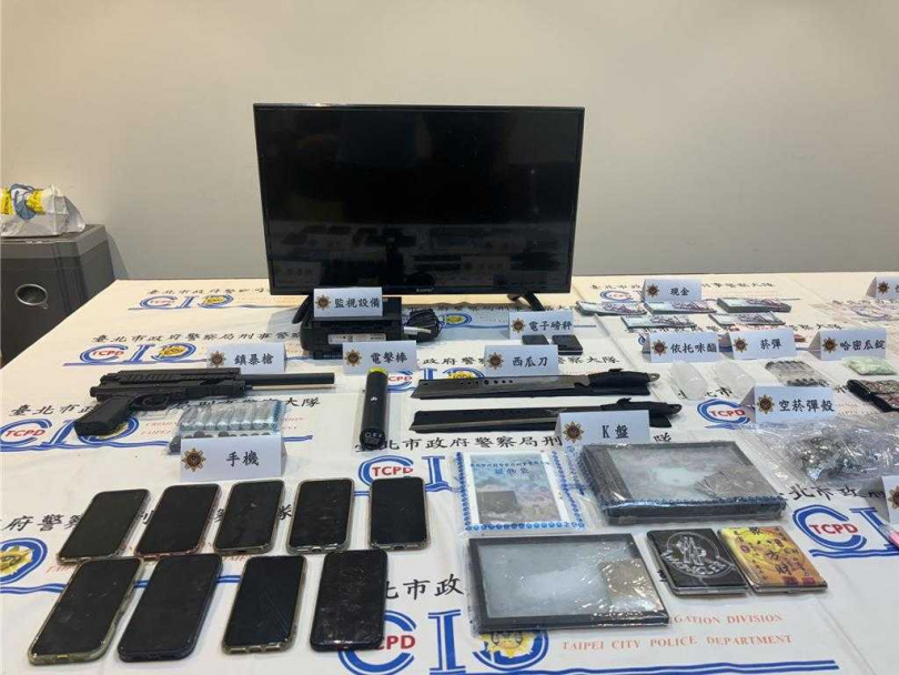 警方在現場起出還沒有賣出的毒品。（圖／北市刑警大隊提供）