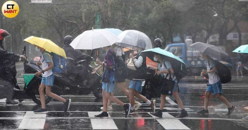 《所得稅法》第17條修正案調高了「長照特別扣除額」,然而學齡小朋友的養育開銷也不少,被認為也該適度檢討養育扣除額。(示意圖/CTWANT攝影組)