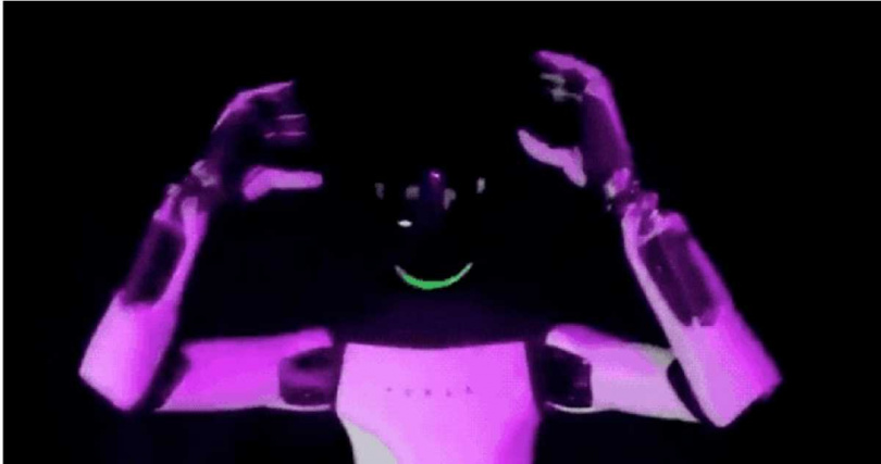 Optimus在遞水給觀眾時突然雙手舉高、失去平衡並向後跌倒，其動作酷似人類操作員卸下VR頭盔。（圖／翻攝自Instagram／bjgreenberg）