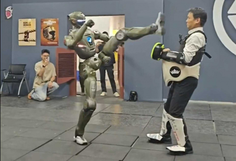 眾擎機器人T800直接將老闆踹倒。（圖／翻攝自熱點科技）